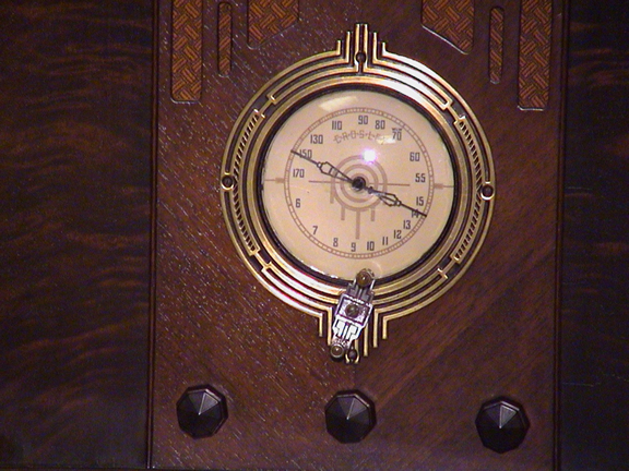 Close-up of dial tuning knob on the Crosley Model 7H3
