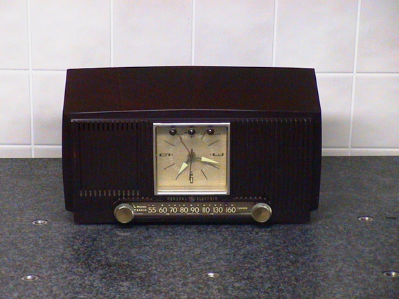 General Electric Model 572 clock/radio